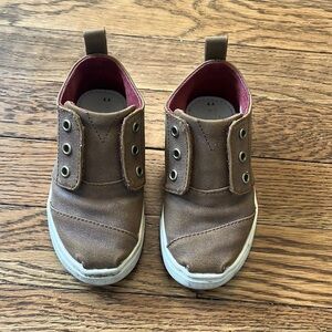 Toms brown leather toddler boots. Gently used, no flaws. Size 7 toddler.
